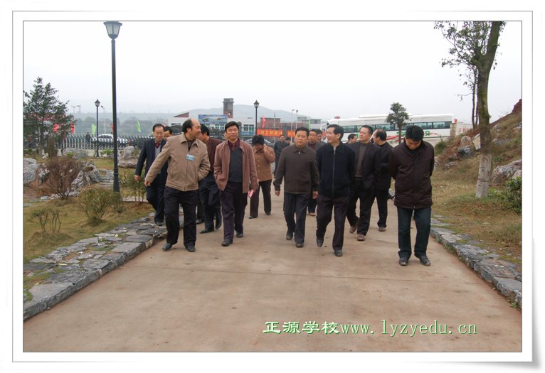 2006年3月10日湖南省统战部副部长余壹峰在陈淼副市长和市统战部长陈国华的陪同下到我校参观考察