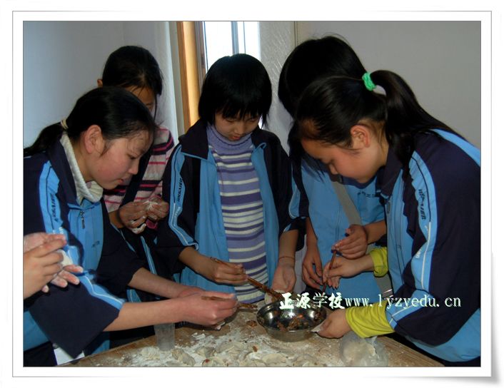 自己动手包饺子--正源学校学生春游活动