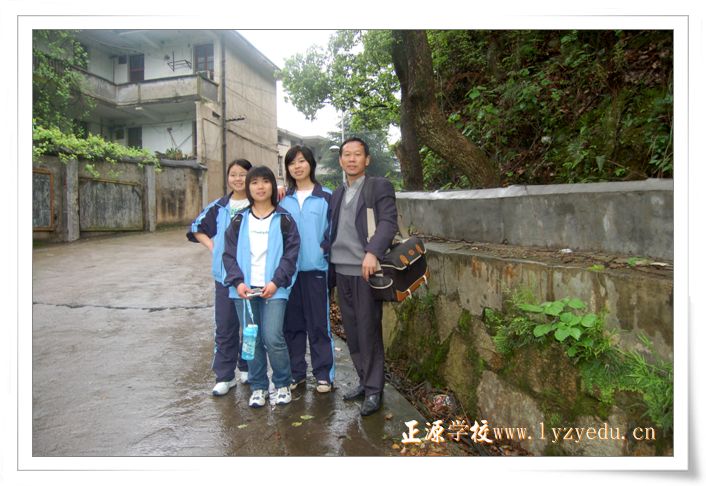 正源学校春游--摄影师王英林与学生合影