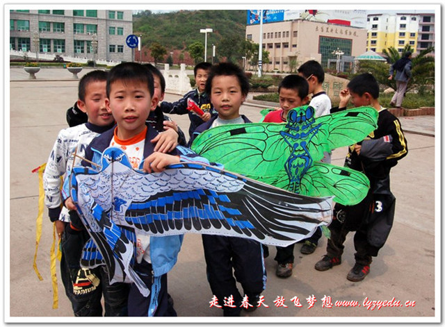 走进春天 放飞梦想---小学部放风筝活动