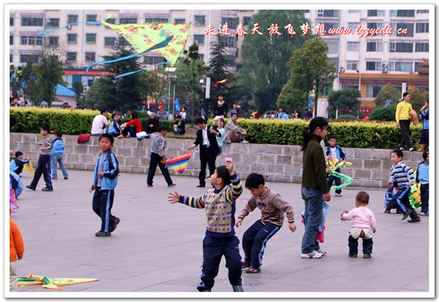 走进春天 放飞梦想---小学部放风筝活动