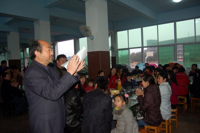 正源学校举行庆三八晚宴和卡拉OK联欢活动