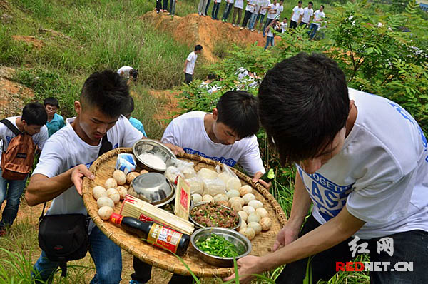 其他地方的学生都在争分夺秒做最后冲刺，而耒阳正源学校却组织学生集体野炊游玩。