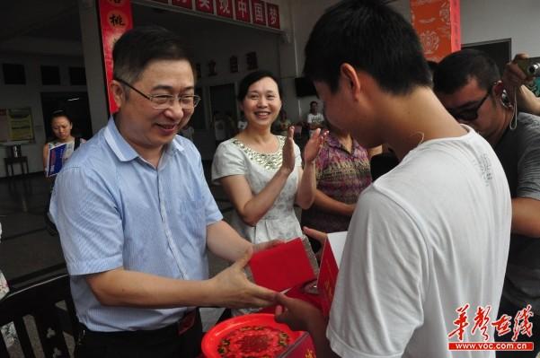 衡阳一中学奖励高考生 颁发30台IPAD15万现金